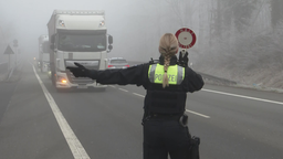 Eine Polizistin hält einen Lkw an