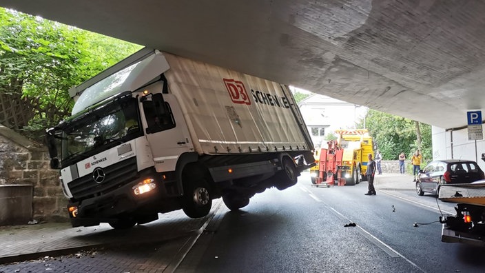 Ein Lkw steckt in Bielefeld unter einer Brücke fest