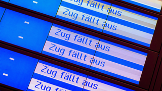 SYMBOLFOTO: Digitale Anzeigetafel "Zug fällt aus"