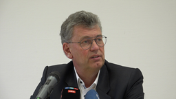 Pastor Thomas Ijewski auf der Pressekonferenz 