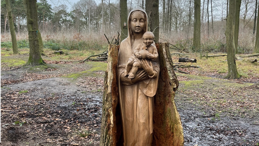 Madonna in einem Baumstamm im Wald