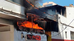 Ein brennendes Gebäude auf Mallorca.