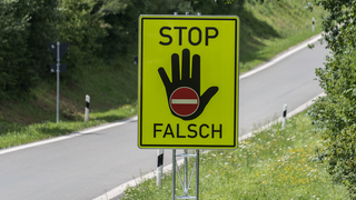 Ein Schild zur Prävention gegen Falschfahrer 