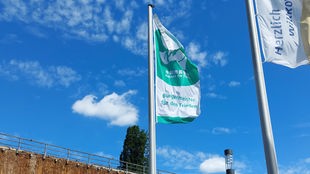 Die Flagge in Bad Salzuflen mit der Aufschrift "Mayors for Peace - Bürgermeister für den Frieden"