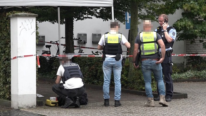 Mehrere Polizeibeamte vor einem Gebäude 