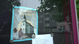 Dieses Bild zeigt einen Flyer mit der Aufschrift "Warum Kirche?"