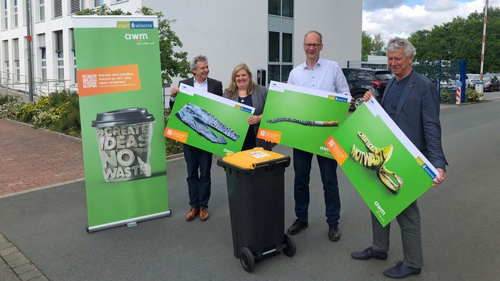 Menschen mit Plakaten