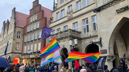 Regenbogenfahnen bei dem Protest in Münster