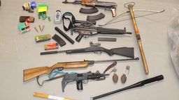 Mehrere Schusswaffen: Sturmgewehre, Präzisionswaffen, Armbrust, Granaten, Munition