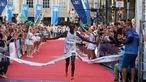 Charles Yosey Muneria, Sieger des Münster Marathons, läuft im Ziel ein.