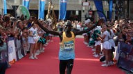 Martin Cheruyiot, der Zweitplatzierte des Münster Marathon, läuft im Ziel ein.