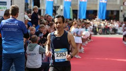 Elias Sansar läuft beim Münster Marathon 2023 ins Ziel ein.