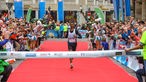 Der Gewinner des Münster Marathons 2022 Workneh Fikire läuft im Ziel ein. 