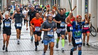 Teilnehmer des Münster Marathons 2022 bei ihrem Lauf durch die Münster-Innenstadt. 
