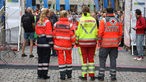 Sanitäter stehen am Münster Marathon bereit, um Läufern im Notfall zu helfen. 