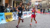Zwei Läufer des Münster Marathons fordern sich gegenseitig beim Lauf heraus. 