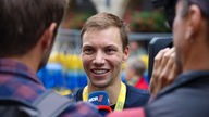 Ein Läufer des Münster Marathons wird nach seinem Lauf vom WDR interviewt. 