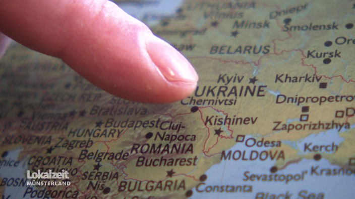 EIn Finger zeigt auf einer Karte auf die Ukraine. 