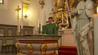 Pater Siegfrid Modenbach während der Messe