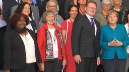 Die geehrten Haupt- und Ehrenamtlichen aus Altena mit Bundeskanzlerin Angela Merkel und Altenas Bürgermeister Hollstein