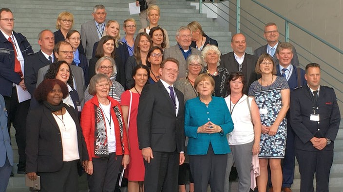 Die geehrten Haupt- und Ehrenamtlichen aus Altena mit Bundeskanzlerin Angela Merkel und Altenas Bürgermeister Hollstein