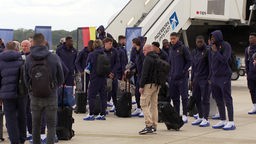 die französischen Fußballnationalmannschaftsteigt aus dem Flugzeug 