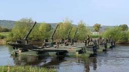 Soldaten errichten eine Brücke