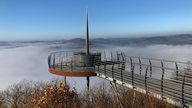 Aussichtsplattform am Biggesee umhüllt von Nebel 