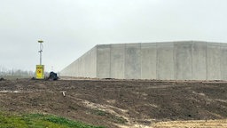 Eine neugebaute Betonmauer.