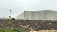 Eine neugebaute Betonmauer.