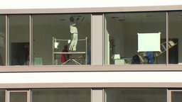 Blick von außen in den Neubau der Kinderklinik Bielefeld-Bethel, im Gebäude arbeiten Handwerker 