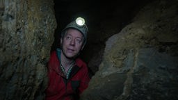 Ein Mann ist in einer Höhle in Hemer