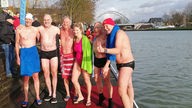 Schwimmergruppe vor dem Kanal