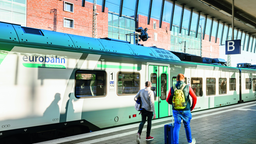 Zwei Männer auf dem Bahnsteig neben der Eurobahn