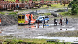 Polizei und Rettungswagen stehen am Güterbahnhof in Schwerte