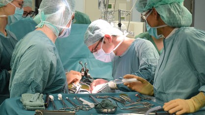 Ein Arzt führt eine Transplantation durch (Symbolfoto)