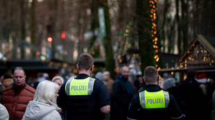 Zwei Polizisten auf einem Weihnachtsmarkt 