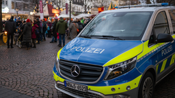 Ein Polizeiwagen auf einem Weihnachtsmarkt 