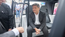 Robert Habeck sitzt in einem Auto.