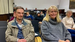 Publikum diskutiert mit beim Stadtgespräch in Paderborn über Situation der Tierheime