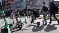 E-Scooter auf der Straße in der Innenstadt in Münster.