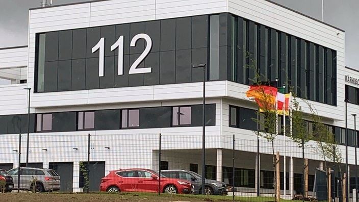 Gebäude der Feuerwehr-Leitstelle mit Ziffern 112 an der Fassade