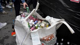 Das Bild zeigt einen Sack von mit Pfanddosen und -flaschen