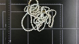 Eine Perlenkette.