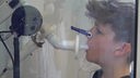 Ein Junge bläst für eine Lungenfunktionsprüfung in ein medizinisches Gerät