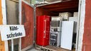 Sammelcontainer in dem sich alte Kühlschränke befinden auf dem Wertstoffhof in Soest