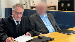 Der Angeklagte sitzt mit seinem mit Rechtsanwalt Kay Hofheinz im Gericht