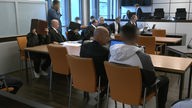 Der Prozessraum mit den Angeklagten im Landgericht Wuppertal.