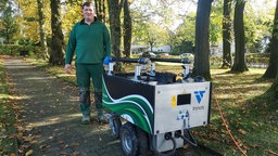 Gießroboter "Gießbert" auf einem Friedhof in Radevormwald