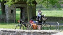 Zwei Radfahrer stehen mit ihren Rädern vor der Burganlage der Burg Vischering